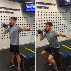 Hombre haciendo sentadillas con mancuerna