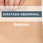 Manos aplicando masaje en el abdomen como parte de una terapia para la diástasis abdominal, tema de Balance Sport