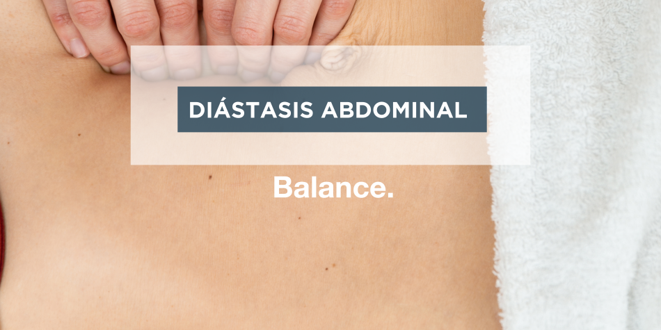 Manos aplicando masaje en el abdomen como parte de una terapia para la diástasis abdominal, tema de Balance Sport